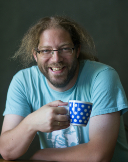 Dániel_Varró_with_a_mug_in_2017_by_Zsófia_Raffay.jpeg [sm-250]